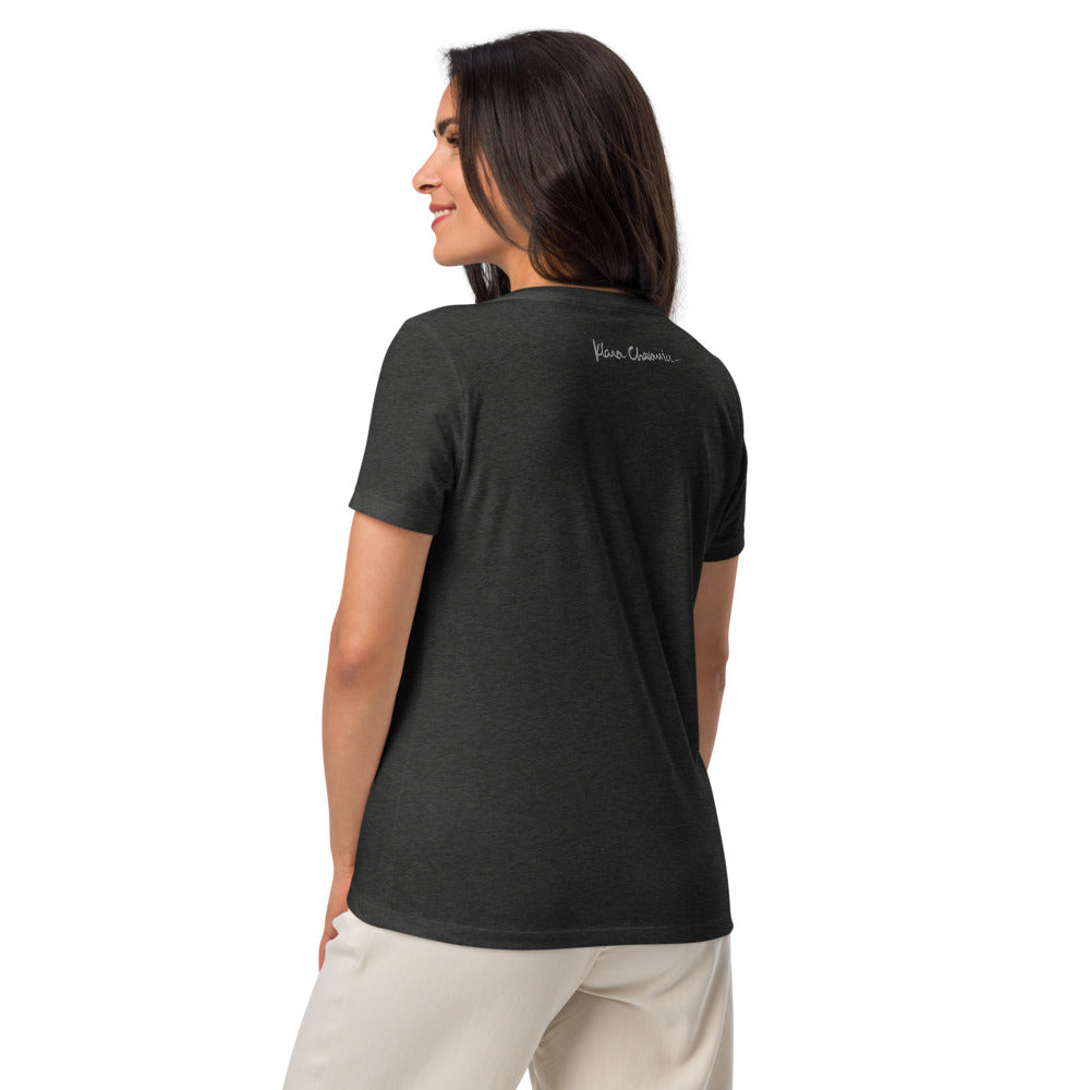 THE GRATEFUL V-neck tee – Dark Grey Heather – back on model