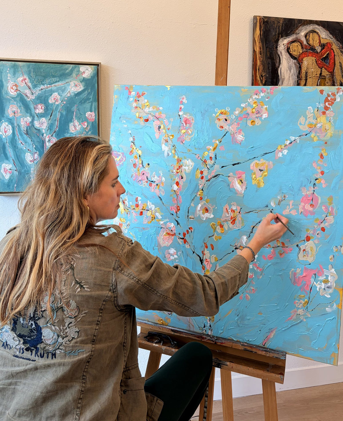 Klara Chavarría painting Turquoise Blossoms in her studio